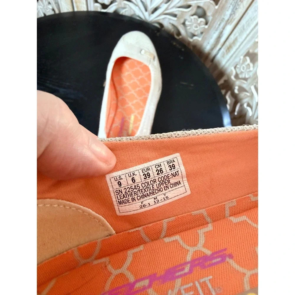 Skechers Relaxed Fit 22545 Natural Beige Memory Foam Flats Womens Size 9 NEW